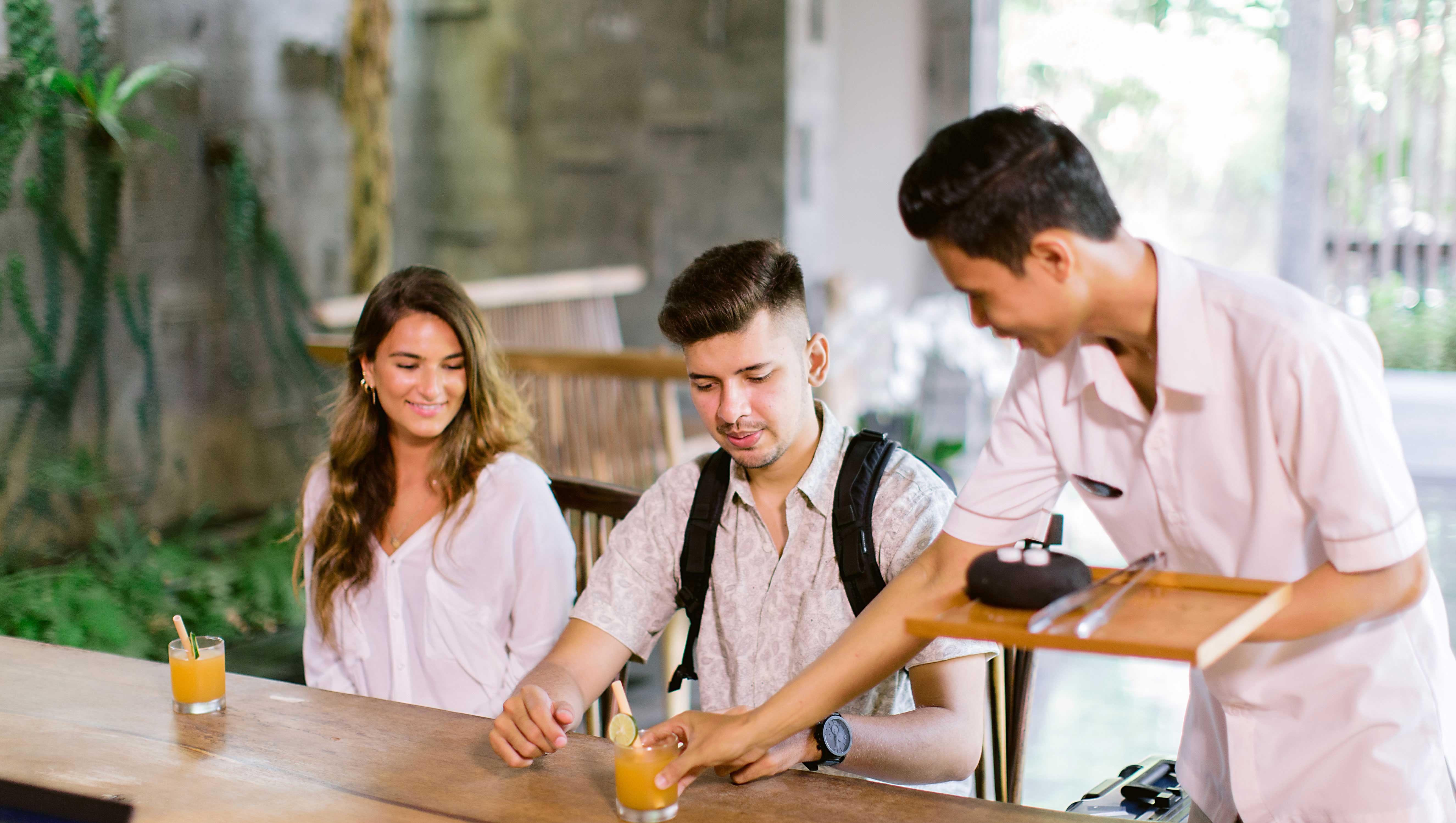 Tejaprana Resort & Spa Ubud Exterior foto A waiter serving drinks