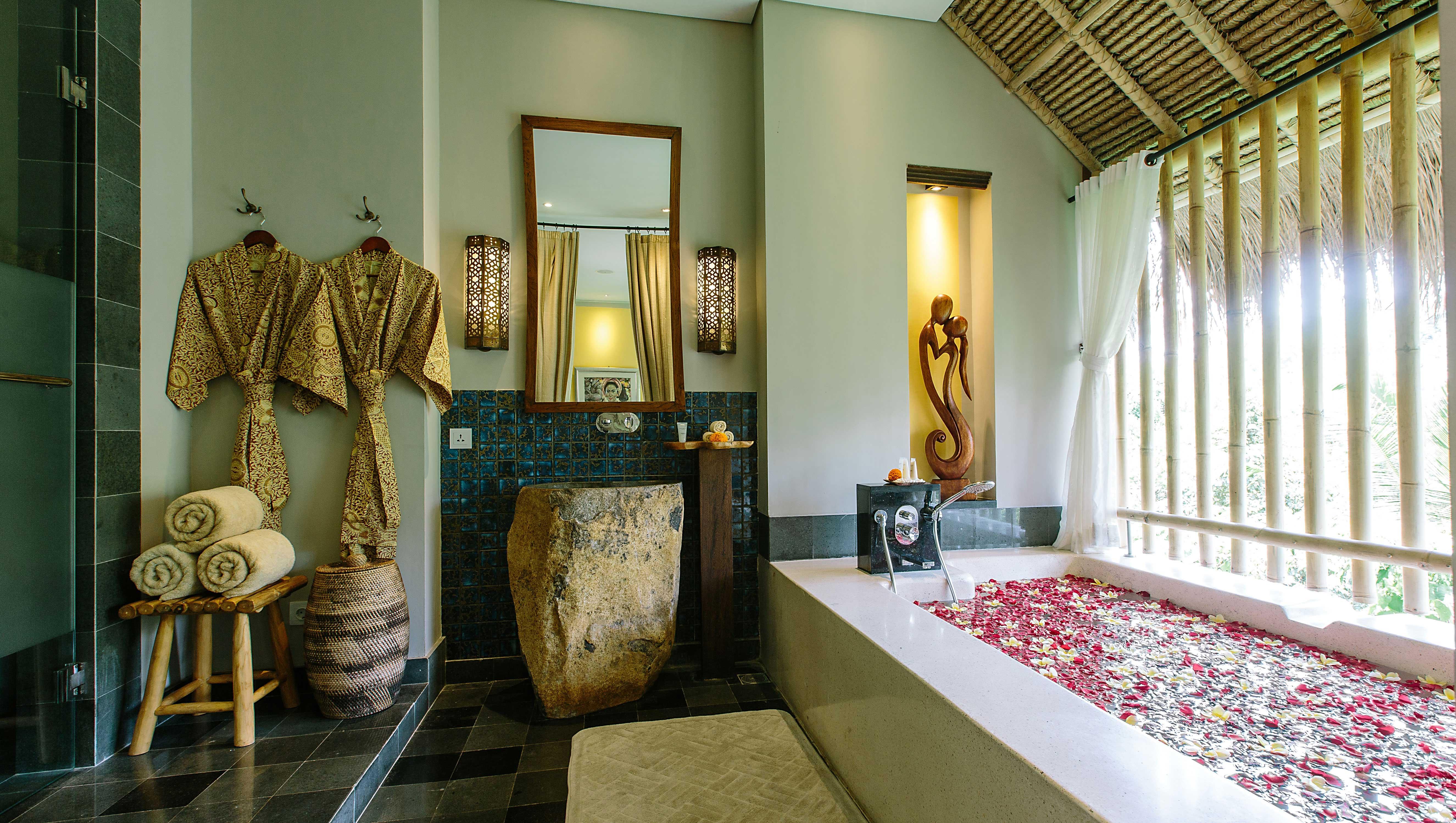 Tejaprana Resort & Spa Ubud Exterior foto A bathroom at the resort